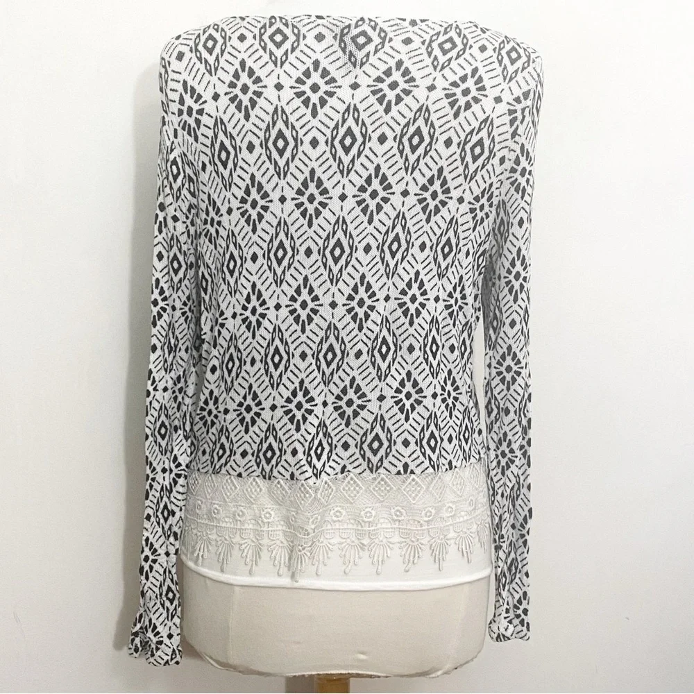 H&M DIVIDED wide crochet hem lightweight loose weave graphic print sweater M
